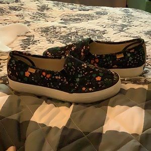 Women’s sneakers in a floral pattern size 6 1/2